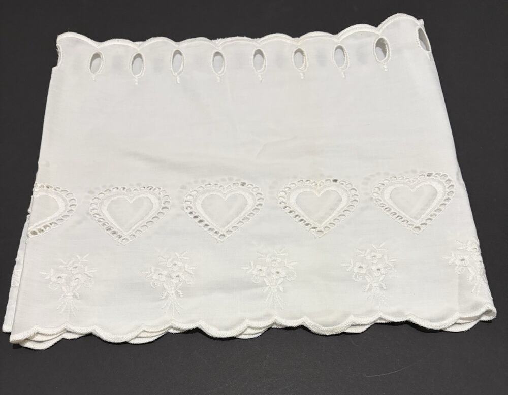 Table Runner White Hearts Embellished Bouquet Cutwork Cotton Scallop Edge 60x13
